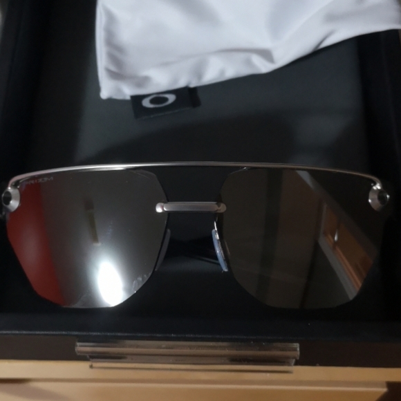 Oakley Chrystl - Picture 3 of 4